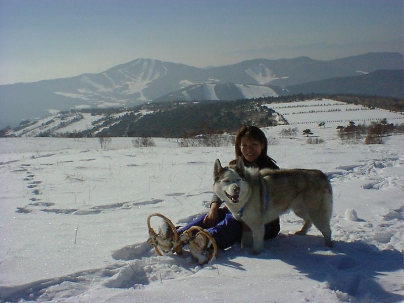 長野の雪山で若き日のしゃもんと「別れがあったからこそ、カウンセリング等の勉強をはじめることができました」　（塩田さん提供）