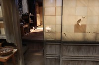 職人が丹精を込めて汚した松野家入口の障子。引手がないので手がかかる部分に穴が空いてしまっている