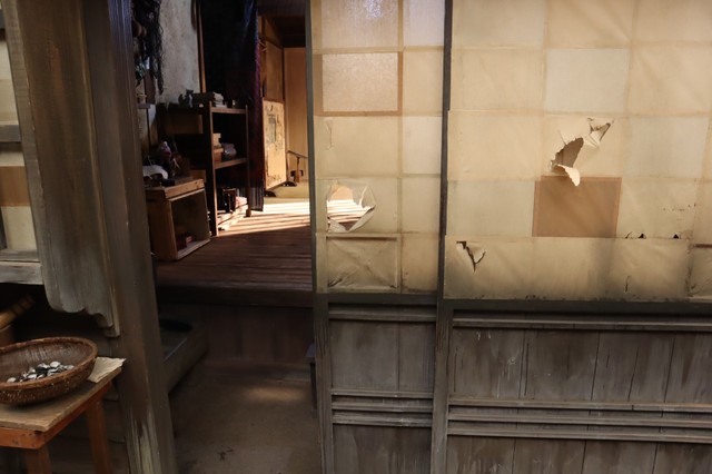 職人が丹精を込めて汚した松野家入口の障子。引手がないので手がかかる部分に穴が空いてしまっている