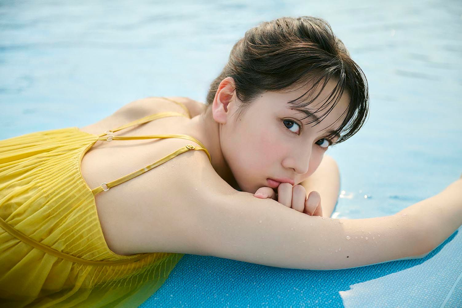 黄色のワンピース姿のままプールへ ラブライブ声優が10代最後の写真集