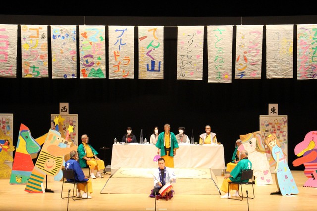 土俵周りには行司や審判、解説員も