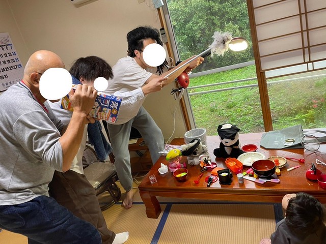 おじさんたちがハタキや照明、ジェンガ風のおもちゃを持って乱入。テレビクルーの完成です！