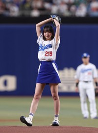 始球式を務める岡田紗佳＝2025年6月20日