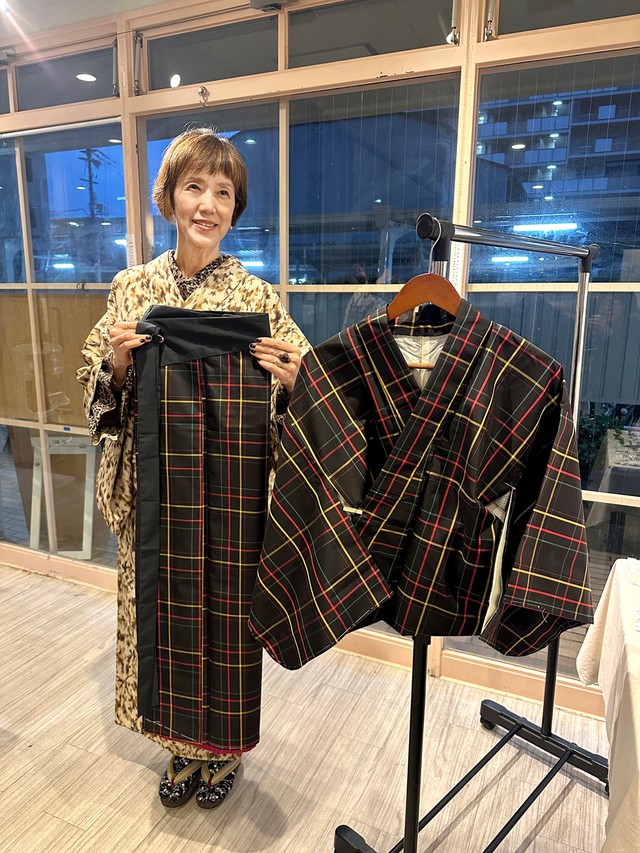 独自の技で二部式に加工した着物を販売する金守さん。「たんすに眠る着物をリメークして着たい、という注文も増えています」と話す（守山市・貸しスペース「ルラヴァージュ」）