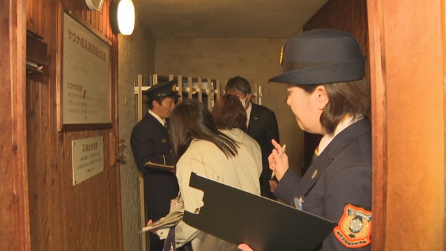 査察を行う消防署員と保健所職員　高松市観光通