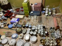 6畳の和室を埋め尽くしそうな食器（提供：sahika.artさん）