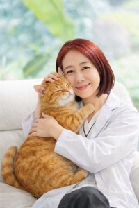 愛猫をだっこするDr.Kittyさん（Dr.Kittyさん提供）