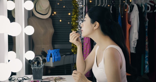 撮影前にメイクをする女優※画像はイメージです（PRPicturesProduction/stock.adobe.com）