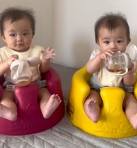 ふたり一緒に麦茶デビュー！（提供：@suchan_mamaさん）
