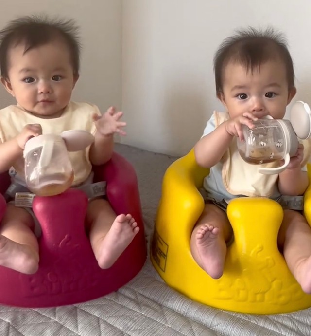 ふたり一緒に麦茶デビュー！（提供：@suchan_mamaさん）
