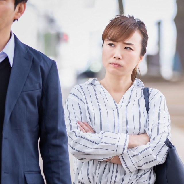 なんで先輩にタメ口？　※画像はイメージです（FineGraphics/photoAC）