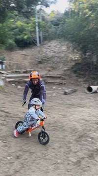 ストライダーにまたがる1歳の男の子／投稿主さん提供