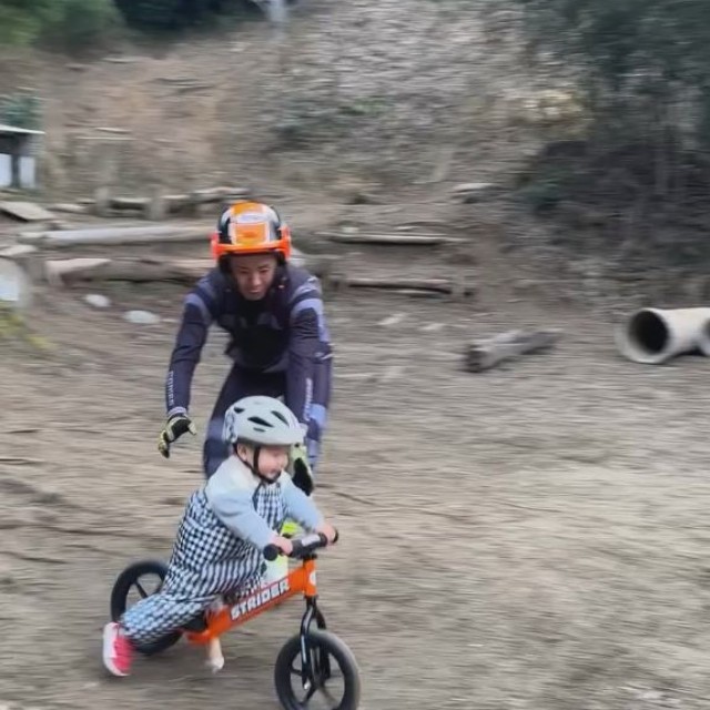 ストライダーにまたがる1歳の男の子／投稿主さん提供