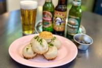 看板メニューの焼小籠包は4個520円、6個780円。生ビール450円、瓶ビール各600円