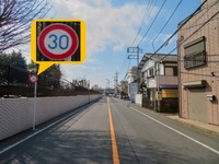 法定速度は60km/hだが、道路標識等により最高速度が30km/hと指定されている道路の例／警察庁のHPより