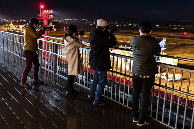 富山空港の展望台で夜間撮影する4人