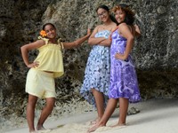 ニウエの海でポーズをとる（左から）エッサ・アイヌウさん、ジャズミン・ルビンさん、フィシカファ・ルビンさん