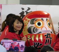 ダルマに目を入れて感激の表情を見せる丸川珠代氏＝東京・渋谷