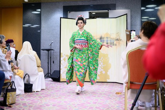 東京都内で開いた支援イベントでのファッションショーの様子=2025年5月、東京都渋谷区、小山幸佑撮影