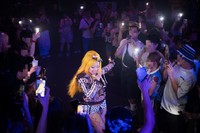 台北の単独ライブでファンに囲まれて歌うLily Spaceyさん（撮影Lawrence）