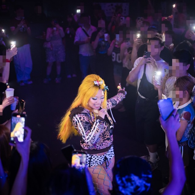 台北の単独ライブでファンに囲まれて歌うLily Spaceyさん（撮影Lawrence）