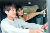 ドライブする男性と女性※画像はイメージです（buritora/stock.adobe.com）