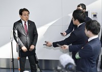 米国との初の担当閣僚協議を終え帰国し、記者団の取材に応じる赤沢経済再生相＝１８日午後、羽田空港（提供／共同通信社）