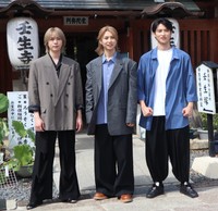 「星影の人」の会見を行った笹森裕貴、岡宮来夢、岐州匠（左から）＝京都・壬生寺