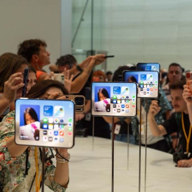 Apple、初の折りたたみiPhone「iPhone Duo」を発表