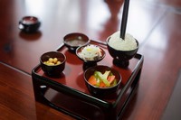 山盛りご飯にお箸を立てる理由※画像はイメージです（Nii Koo Nyan/stock.adobe.com）