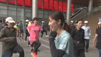 ストレッチやジョギングを指導する重友梨佐さん