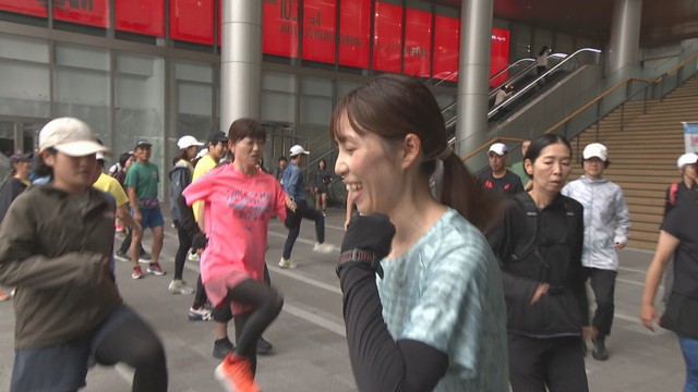 ストレッチやジョギングを指導する重友梨佐さん