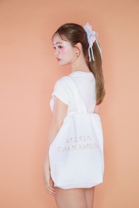 「CALNAMUR」と「ALEXIA STAM」のコラボスイムウェアを着用する藤田ニコル