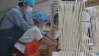 「手延べ製法」によるうどん作りを体験（岡山・浅口市）