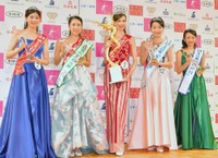 （左から）準ミス日本の石村彩華、ミス日本緑の大使とミス日本ミス着物Ｗ受賞の安藤きらり，ミス日本グランプリの椎野カロリーナ、ミス日本「水の天使」の安井南、ミス日本「海の日」の有馬佳奈＝2024年