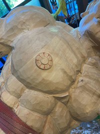 制作中の仁王像。乳首の形もしっかり表現されています。 ※折上さん提供