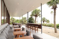 リゾートらしい雰囲気で気分が上がる「LDK」のテラス席