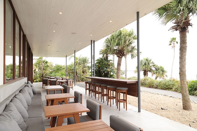 リゾートらしい雰囲気で気分が上がる「LDK」のテラス席