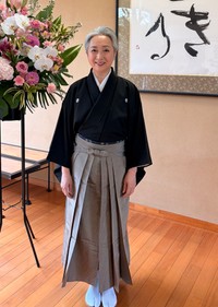 近藤サトさん「男袴の美しさ、着心地を女性にも味わってもらいたいです」（本人の公式Xから）