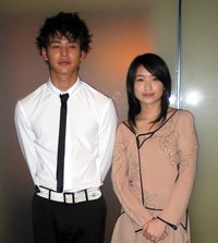 妻夫木聡（左）と池脇千鶴＝2003年