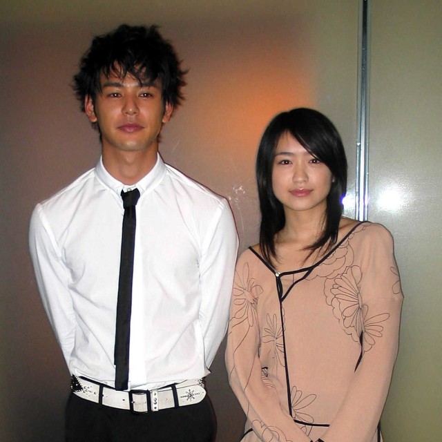 妻夫木聡（左）と池脇千鶴＝2003年