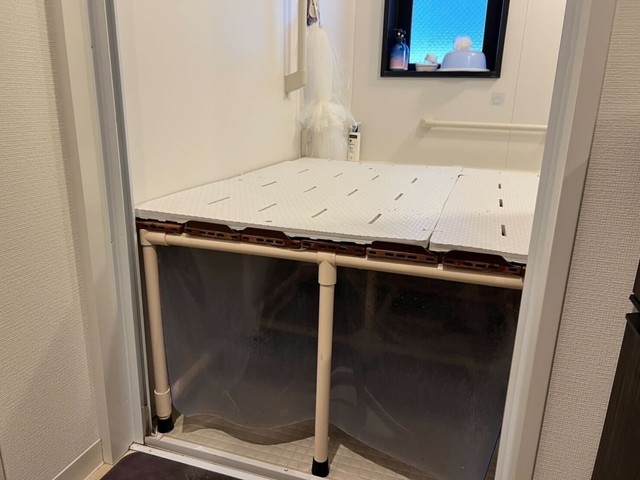 高床式にリフォームされた、豆塚さん自宅のお風呂（本人提供）