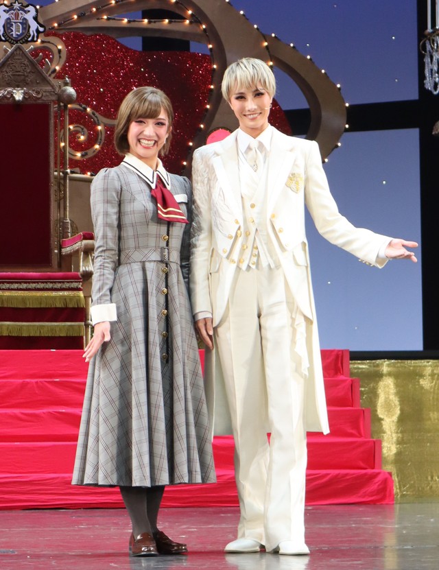 宝塚　宙組新人公演の大路りせ（右）と風羽咲季