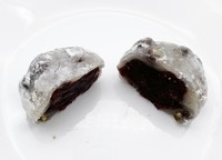 「塩豆大福」を割ったところ