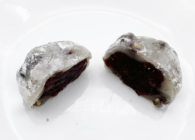 「塩豆大福」を割ったところ