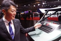 オフロードバギーの説明をするレクサスの山本晴之さん