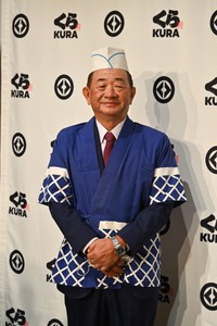 囲み会見に応じたくら寿司の田中邦彦社長