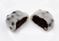 「豆大福（つぶあん）」を割ったところ