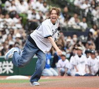 セレモニアルピッチを行う岡宮来夢