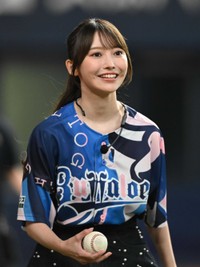 グラウンドに姿を見せた乃木坂46・黒見明香＝京セラドーム大阪